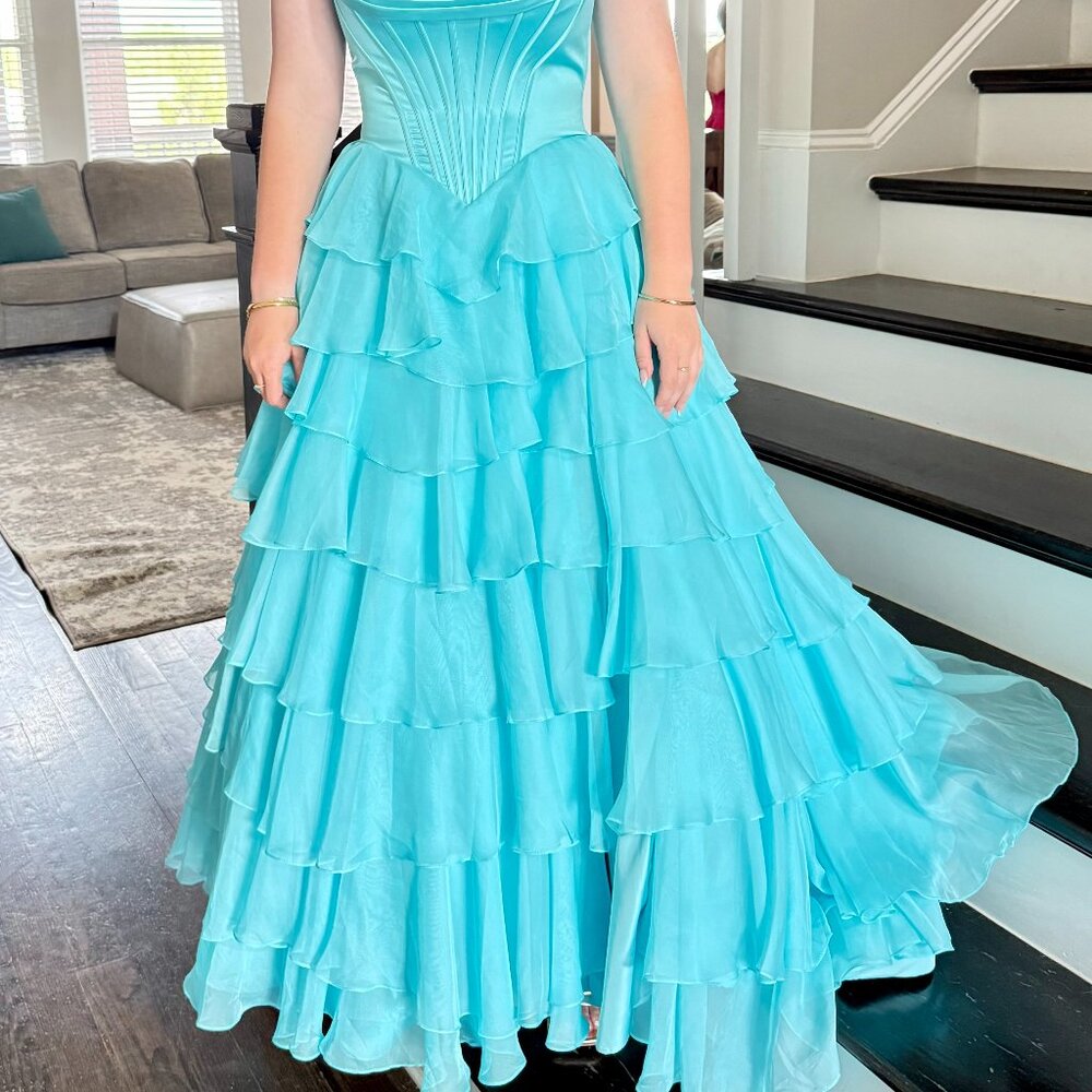 Meet your Posher, Laura